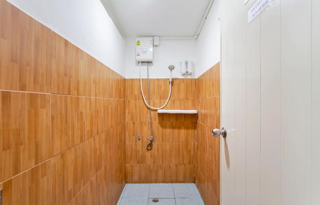 Miku Guesthouse Банкок Екстериор снимка