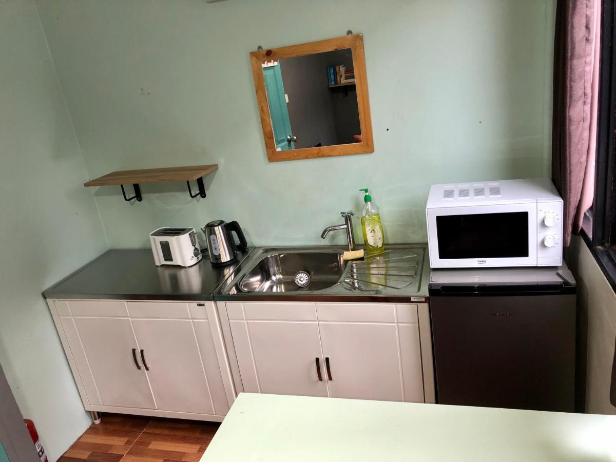 Miku Guesthouse Банкок Екстериор снимка