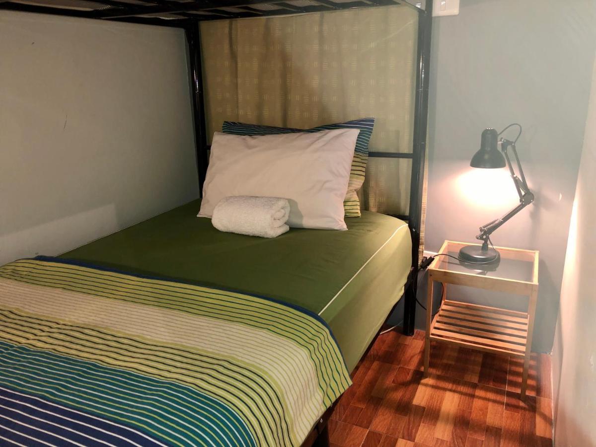 Miku Guesthouse Банкок Екстериор снимка