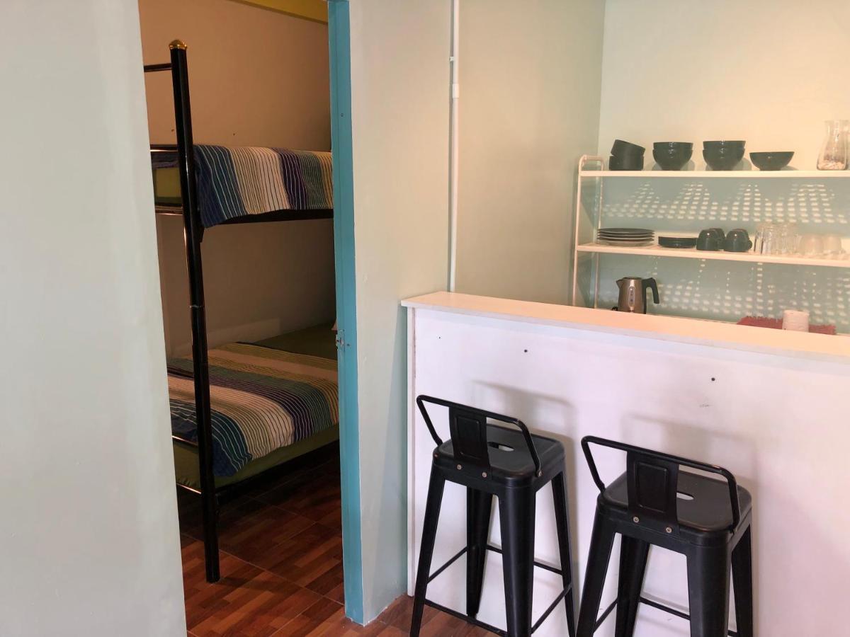 Miku Guesthouse Банкок Екстериор снимка